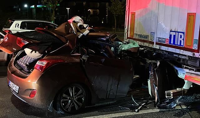 Otomobil lastiği patlayan tıra ok gibi saplandı: 2 yaralı