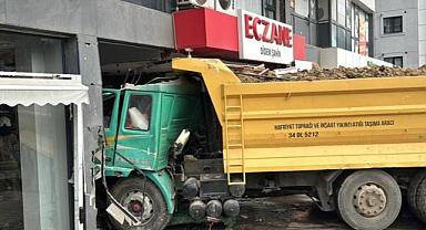 Pendik'te hafriyat kamyonu eczaneye daldı: 7 yaralı