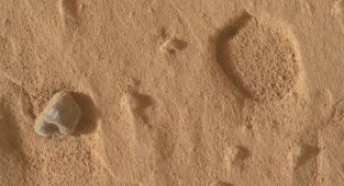 Sahara Çölü'nde bulunan gül rengi göktaşı 4,1 milyar yıllık Mars parçası çıktı