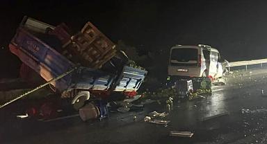 Sakarya’da 3 aracın karıştığı kazada 2 kişi öldü, 3 kişi yaralandı