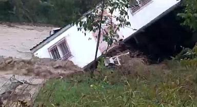 Sakarya’da sel sularına kapılan evler böyle sürüklendi: Evdekiler son anda kurtuldu