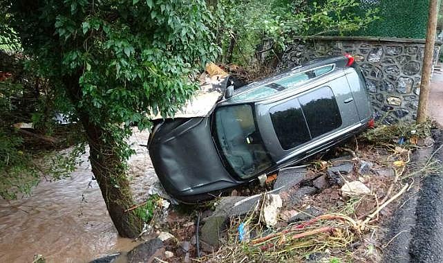 Şile’de sel suları yolları tahrip etti, araçlar sürüklendi