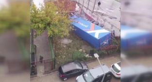Sultangazi'de iki araca çarpan tır yol kenarına devrildi