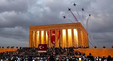 Türk Yıldızları'ndan Cumhuriyet Bayramı'nda Anıtkabir üzerinde saygı uçuşu