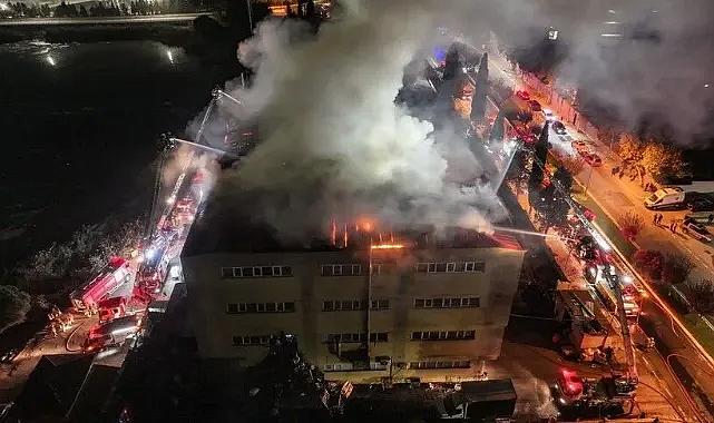 Tuzla'da ayakkabı fabrikasında çıkan yangına müdahale ediliyor