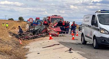 Uşak'ta kamyonla otomobil çarpıştı: 3 ölü