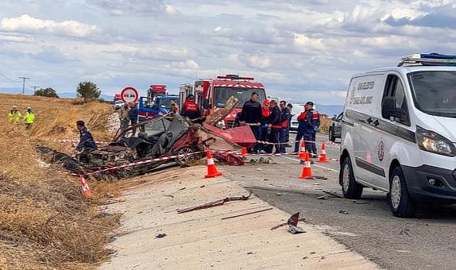 Uşak'ta kamyonla otomobil çarpıştı: 3 ölü
