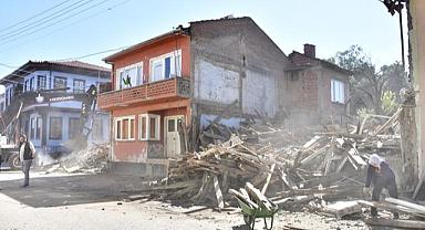 Yenişehir’de metruk binalar tek tek yıkılıyor