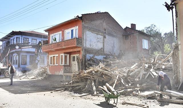 Yenişehir’de metruk binalar tek tek yıkılıyor
