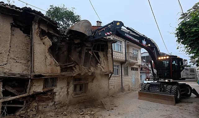 Yenişehir'in kırsalındaki metruk binalar da yıkılıyor