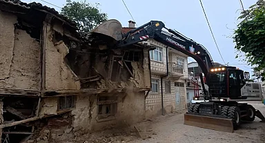 Yenişehir'in kırsalındaki metruk binalar da yıkılıyor