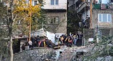Zonguldak’ta 3 katlı bina çöktü: 1 kişi kurtarıldı, enkaz altındaki kişiyi kurtarma çalışmaları sürüyor