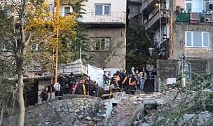 Zonguldak’ta 3 katlı bina çöktü: 1 kişi kurtarıldı, enkaz altındaki kişiyi kurtarma çalışmaları sürüyor