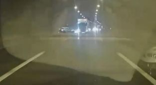Bolu Dağı Tüneli'nde tırın çarptığı otomobil takla attı: 4 yaralı