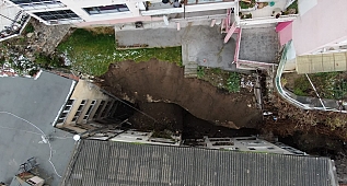 Bursa'da 5 katlı binanın istinat duvarı çöktü